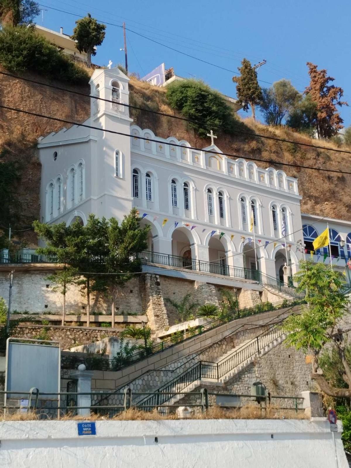 House By The Sea Villa Aigio Exterior photo